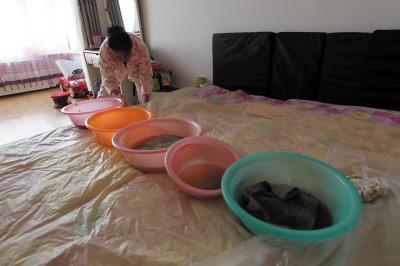 墨竹工卡楼上漏水，住户失联，小区没物管，业主维权难！律师来支招……